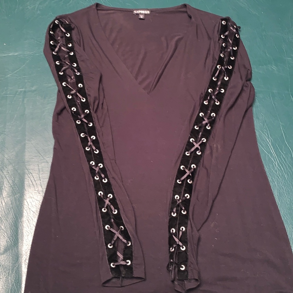 Express BLACK V-Neck stretchy Long Sleeve top with cute arm detail